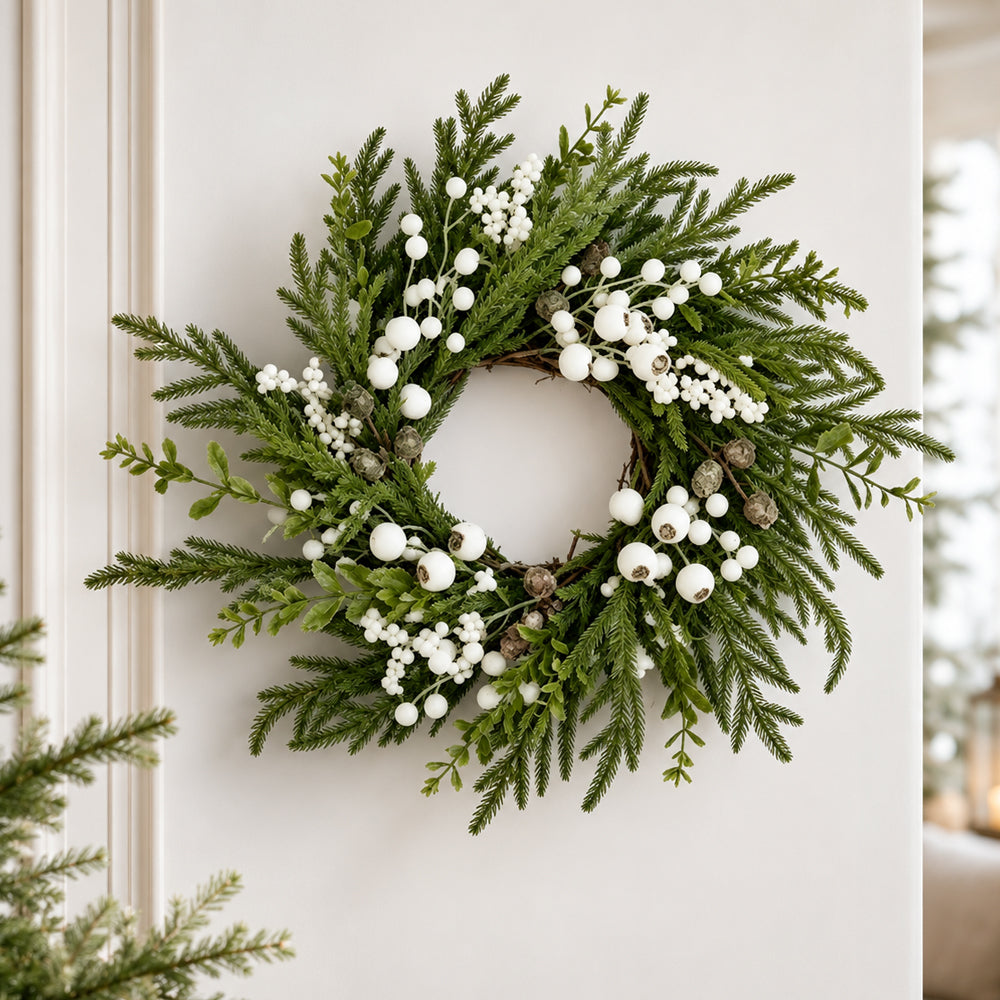 Julekrans - Naturtro grøn med Hvide bær - 50 cm