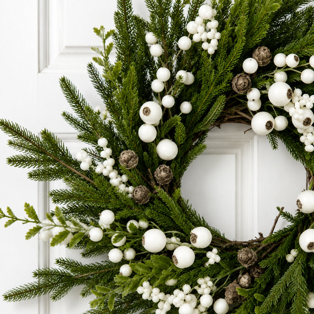 Julekrans - Naturtro grøn med Hvide bær - 50 cm