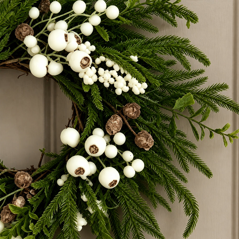 Julekrans - Naturtro grøn med Hvide bær - 50 cm