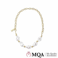 Halskæde guldfarvet, 5 perler, lille plade som vedhæng