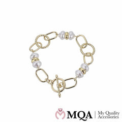 Armbånd, guldfarvet med perler og ringe, toggle lås
