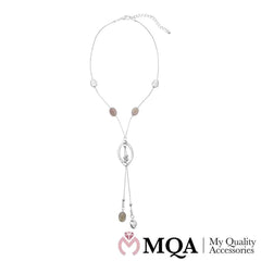 Halskæde sølvfarvet, stort vedhæng, små sten, justerbar