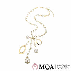 Halskæde guldfarvet, vedhæng m/3 perler og 2 ringe