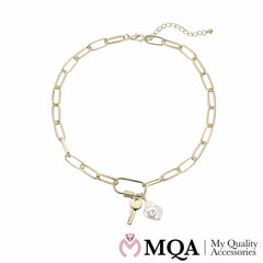 Halskæde guldfarvet, vedhæng m/nøgle, justerbar