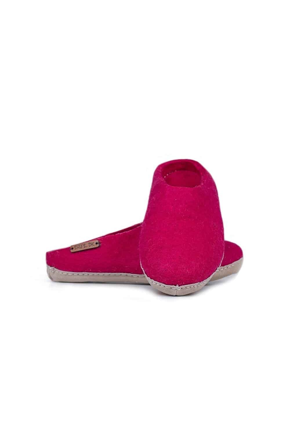 Pink uld hjemmesko dame fra SHUS.dk – håndlavet af 100% New Zealandsk uld, med skindsål, og ideelle til alle årstider.