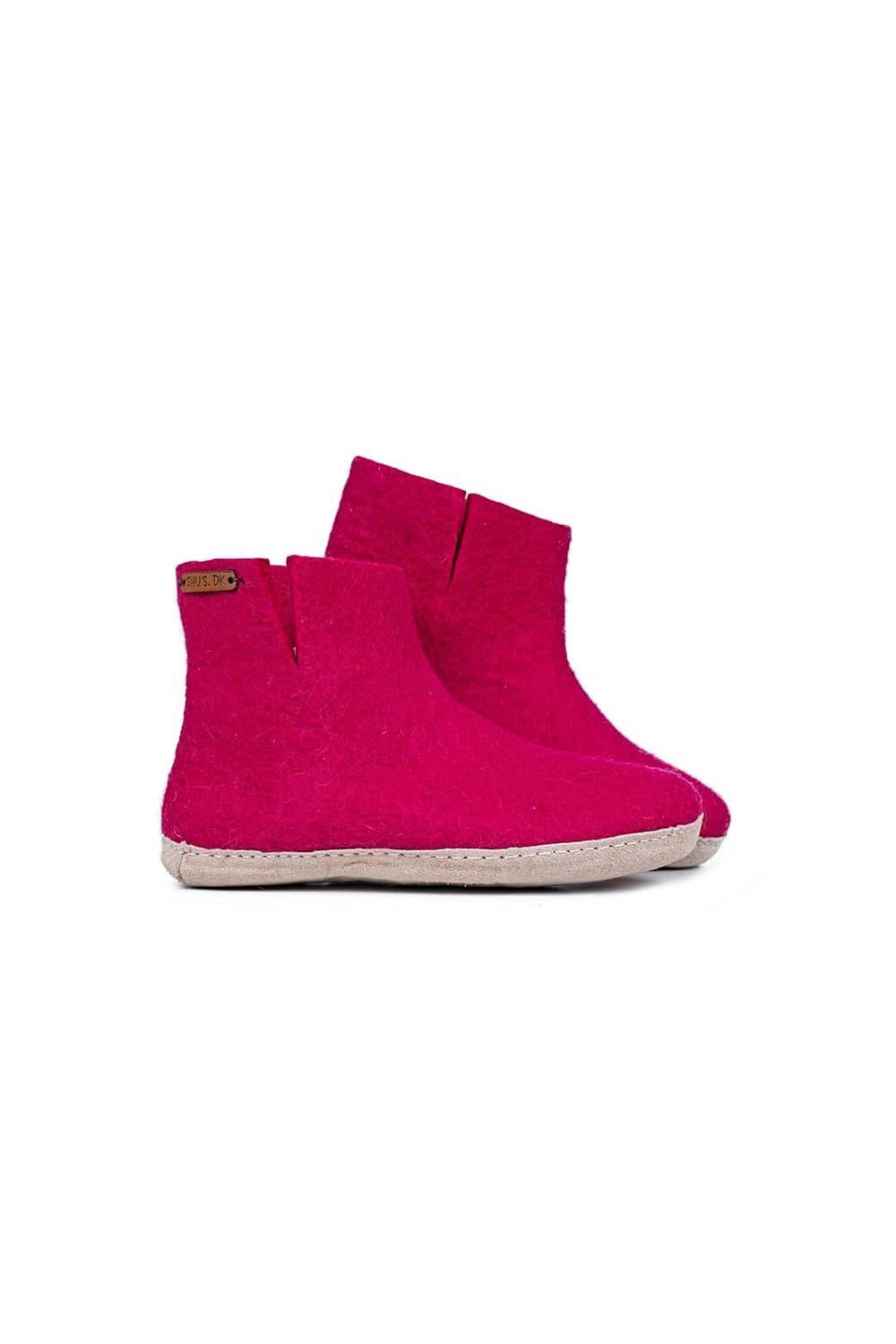 Håndlavede pink uld hjemmesko med høj skaft fra Shus.dk, lavet af 100% New Zealandsk uld, sikrer varme og komfort. Med naturlig skindsål. Dansk design.