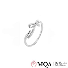 Ring, sølvfarvet med sløjfe og klare sten