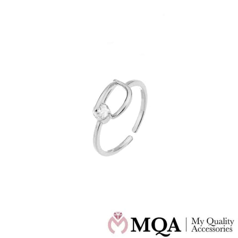 Ring elegant og minimalistisk design med lille funklende sten