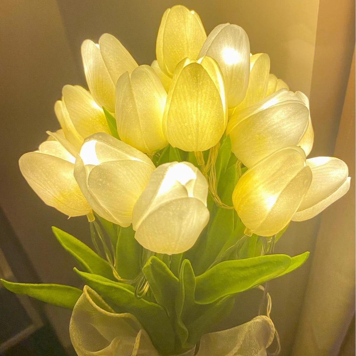 LED Tulipanbuket – 10 Hvide Tulipaner med Varmt Stemningslys