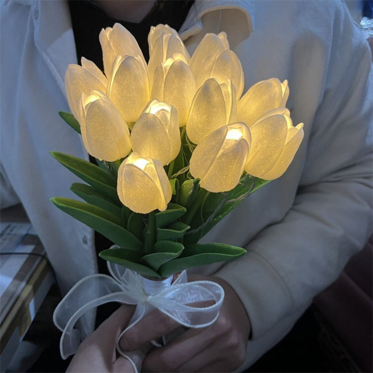 LED Tulipanbuket – 10 Hvide Tulipaner med Varmt Stemningslys