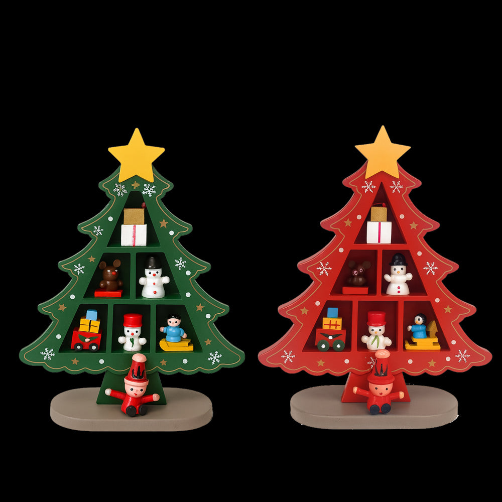 Juletræer i træ – hver med 7 håndmalede figurer, rød eller grøn (Højde 18,5 cm.)