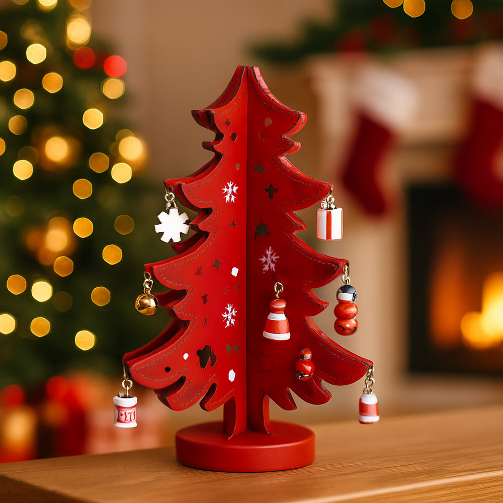 Juletræer i træ – hver med 12 håndmalede figurer, rød eller grøn (Højde 19,5 cm.)