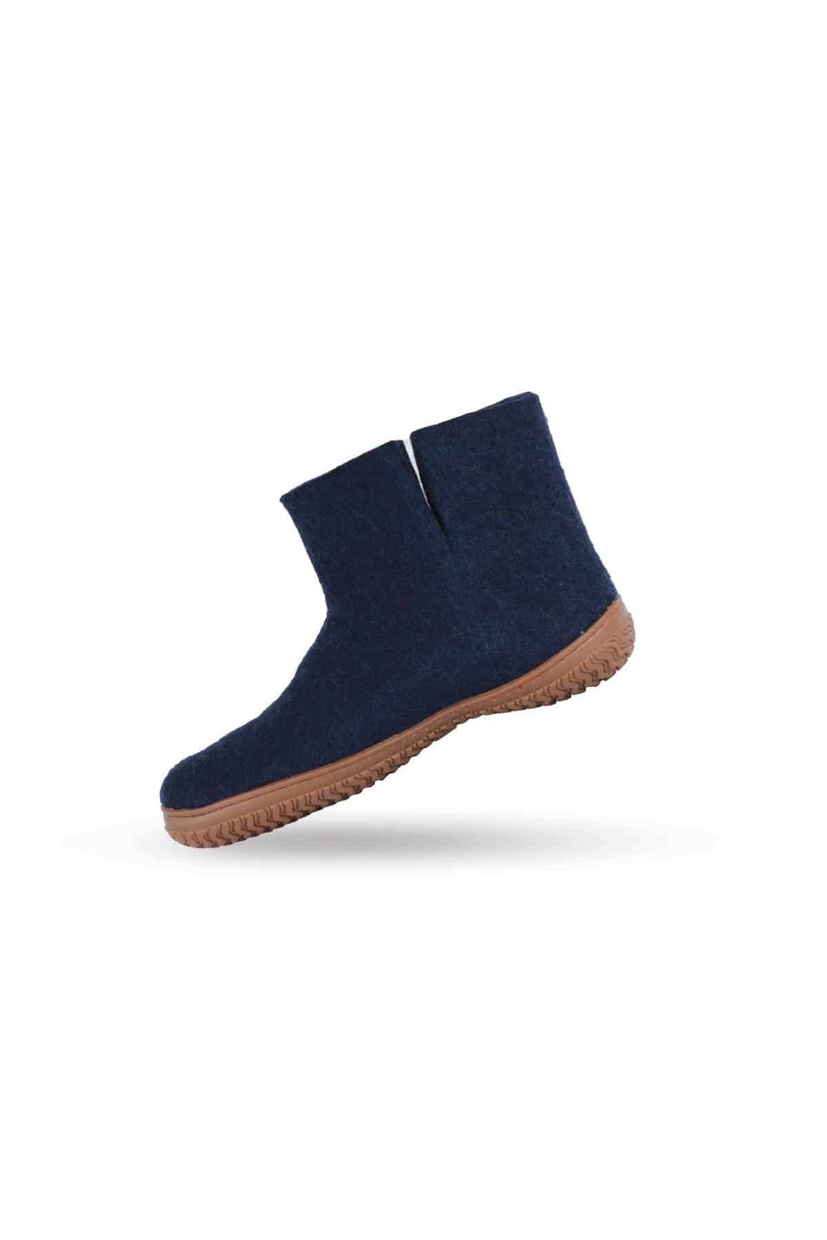 Håndlavede blå uld uldstøvler fra Shus.dk, lavet af 100% New Zealandsk uld, sikrer varme og komfort. Med høj kant og natur gummisål. Dansk design.