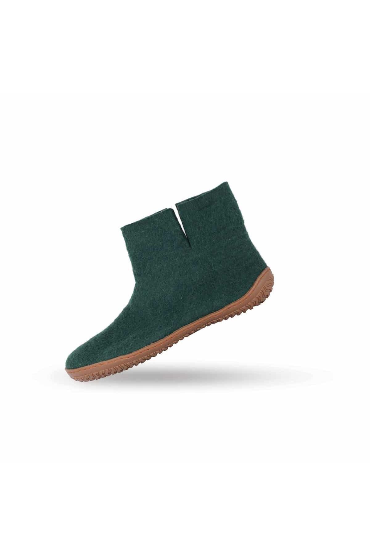 Håndlavede grønne uld hjemmesko fra Shus.dk, lavet af 100% New Zealandsk uld, sikrer varme og komfort. Med natur gummisål og højt skaft. Dansk design.