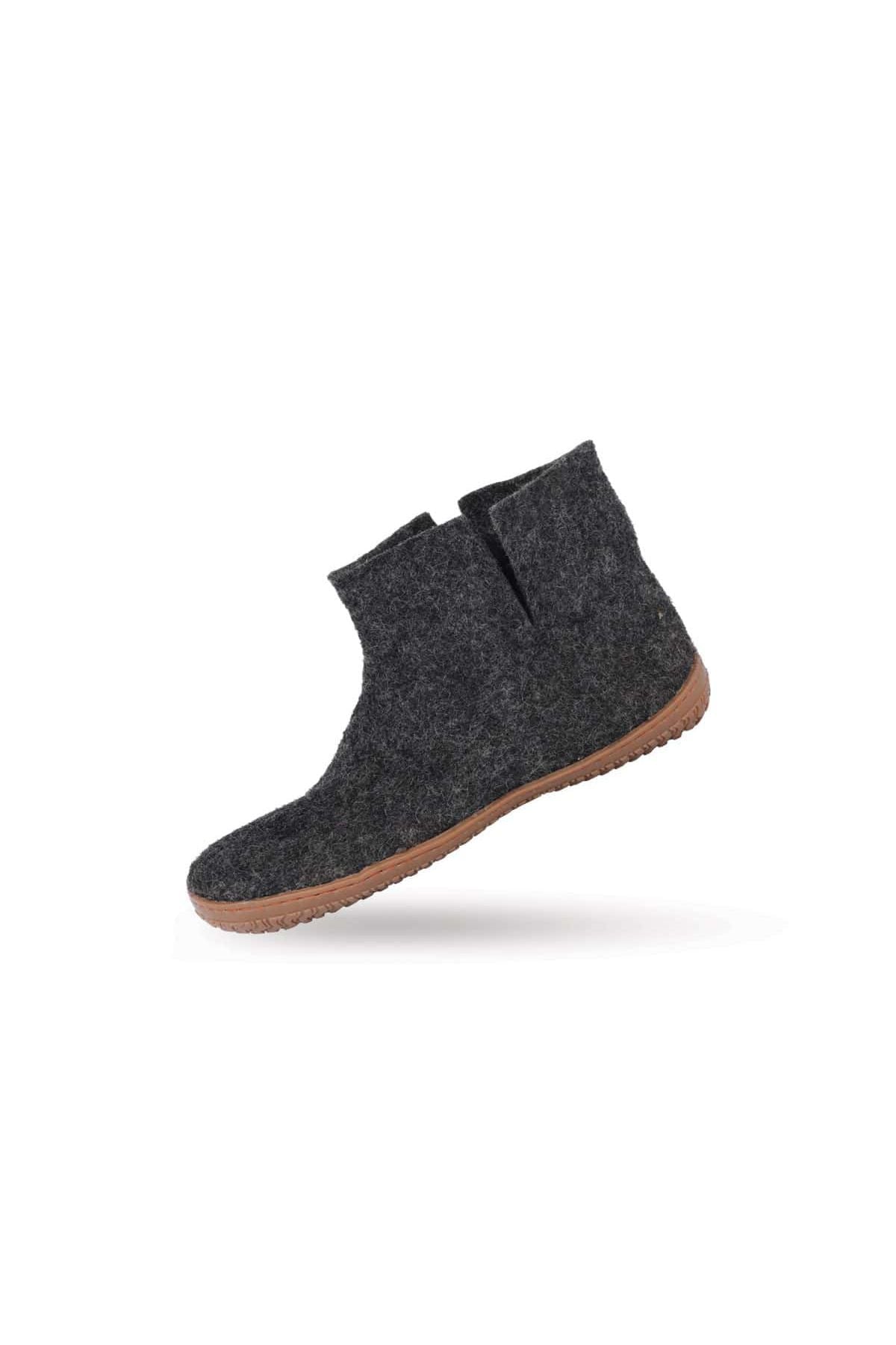 Håndlavede koksgrå uld sutsko med høj skaft fra Shus.dk, lavet af 100% New Zealandsk uld, sikrer varme og komfort. Med natur gummisål. Dansk design.