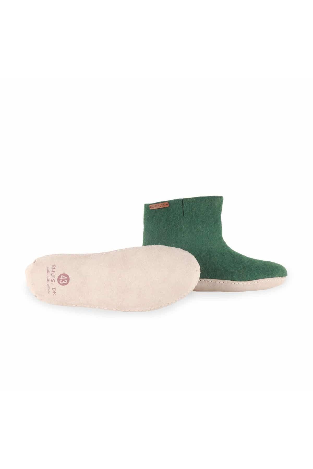 Håndlavede grønne uldstøvler fra Shus.dk, lavet af 100% New Zealandsk uld, sikrer varme og komfort. Med skindsål. Dansk design.