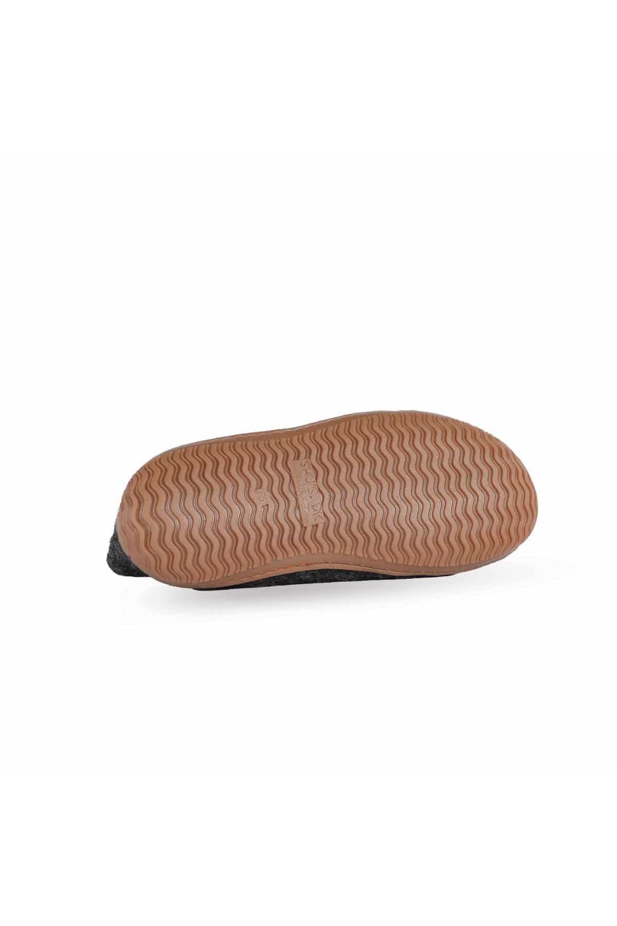Håndlavede koksgrå uld hjemmesko med høj skaft fra Shus.dk, lavet af 100% New Zealandsk uld, sikrer varme og komfort. Med natur gummisål. Dansk design.