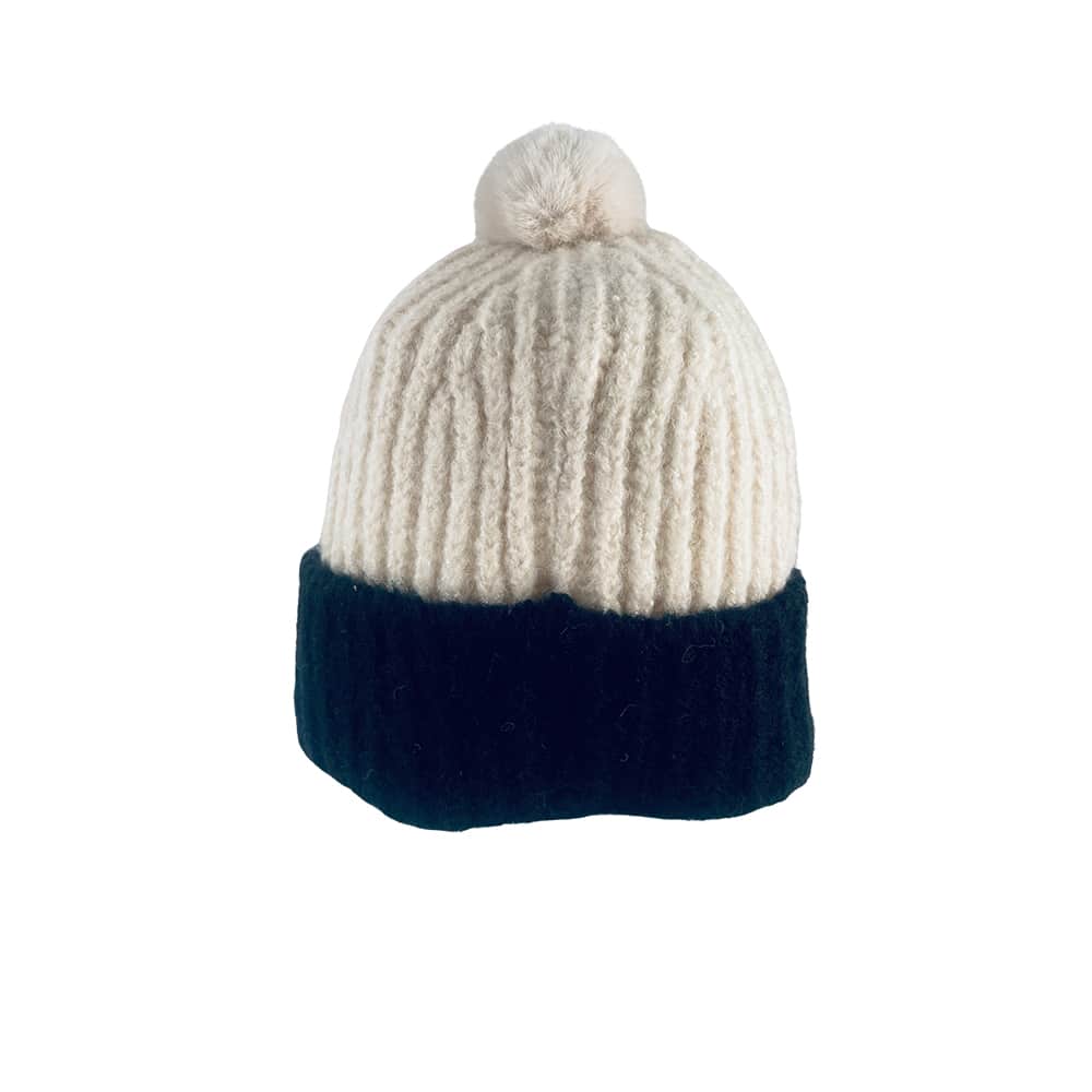 Trendy strikhue med kvast og foldekant