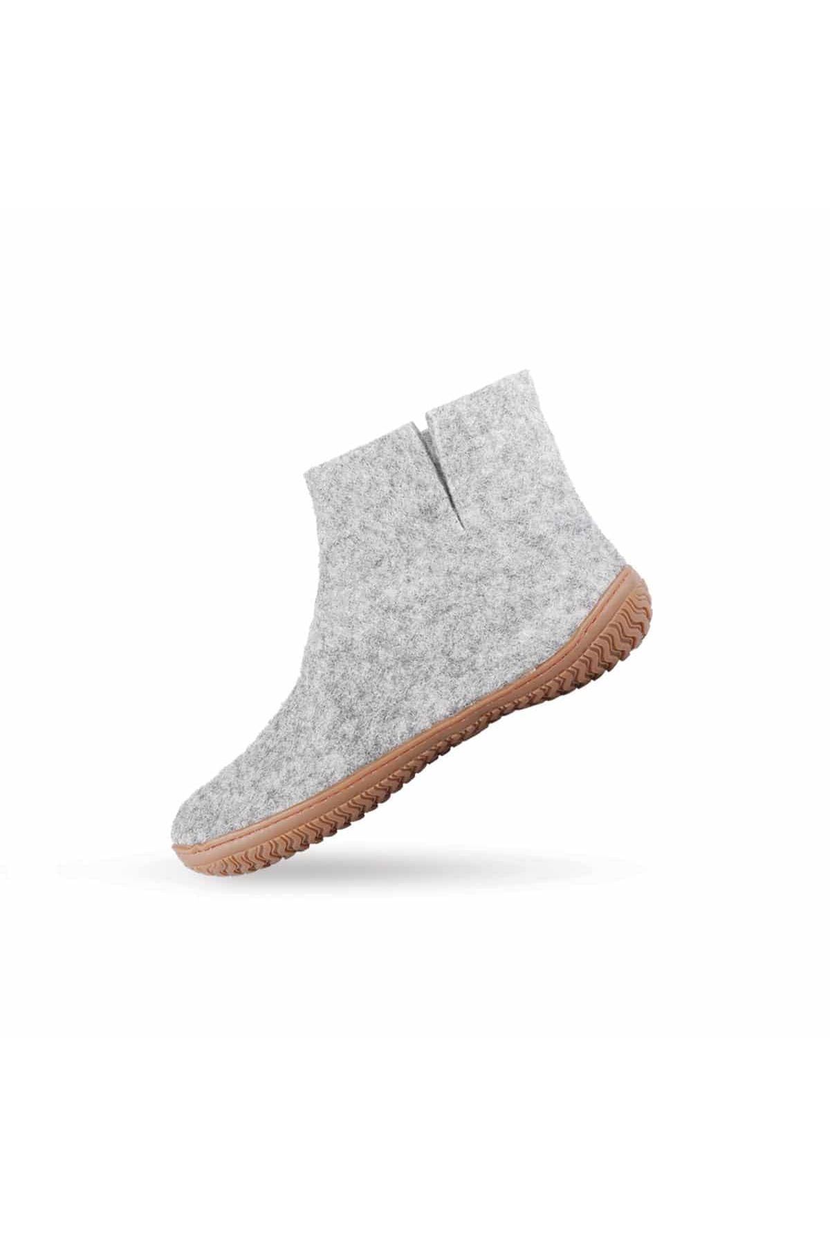 Håndlavede grå uld hjemmesko med høj skaft fra Shus.dk, lavet af 100% New Zealandsk uld, sikrer varme og komfort. Med natur gummisål. Dansk design.