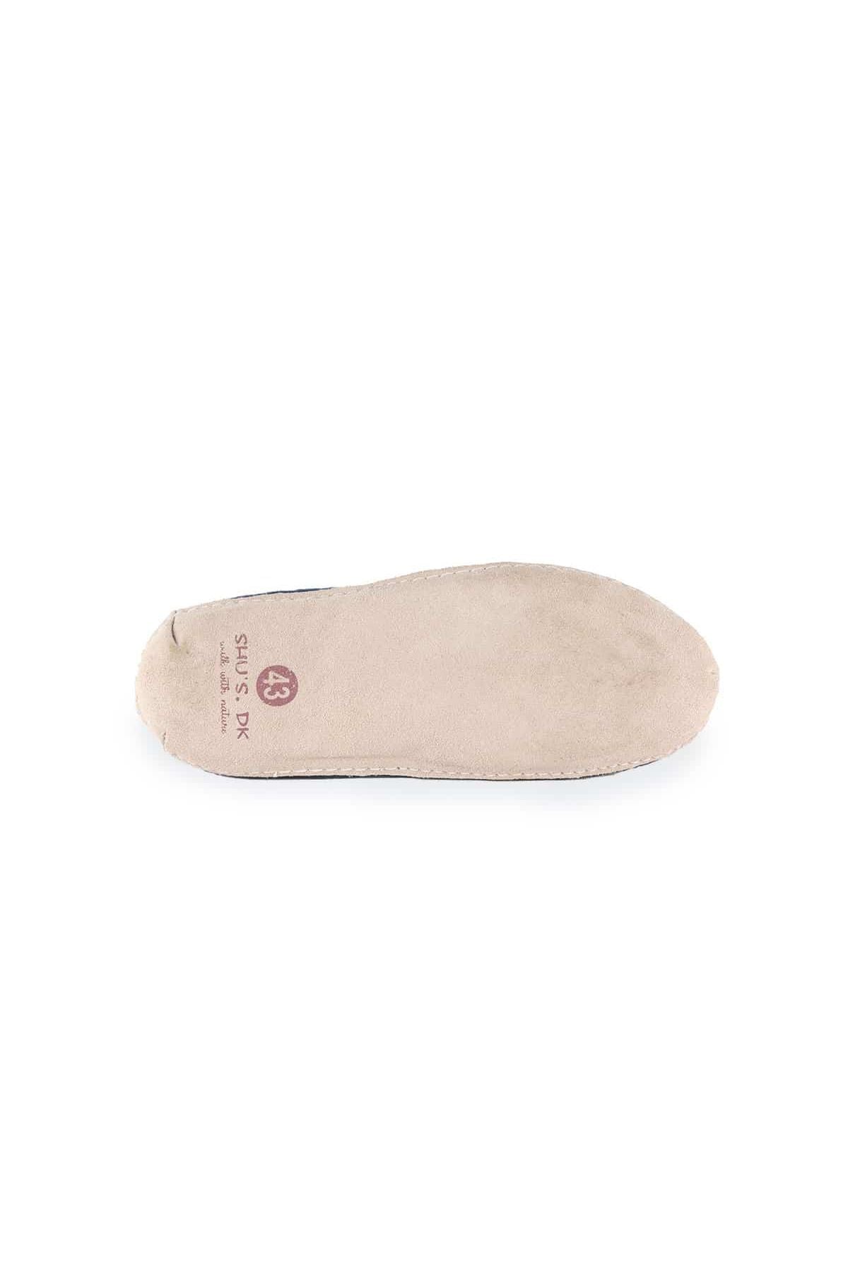 Håndlavede blå uldtøffel fra Shus.dk, lavet af 100% New Zealandsk uld, sikrer varme og komfort. Med skindsål. Dansk design.