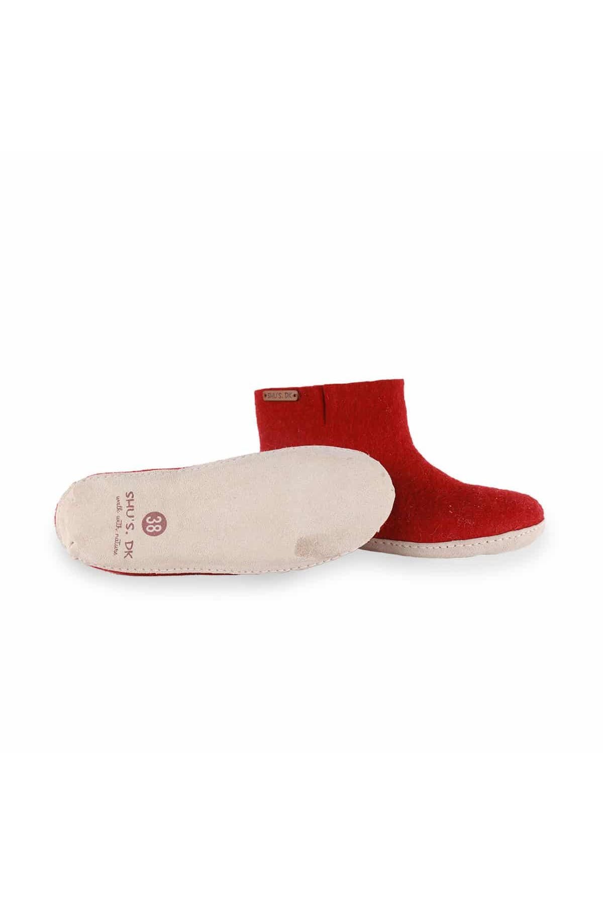Uld støvler fra SHUS.dk - 100% New Zealandsk uld. Håndlavede sko. Absorberer fugt, selvrensende med skindsåler. Oplev hjemlig hygge og stil.
