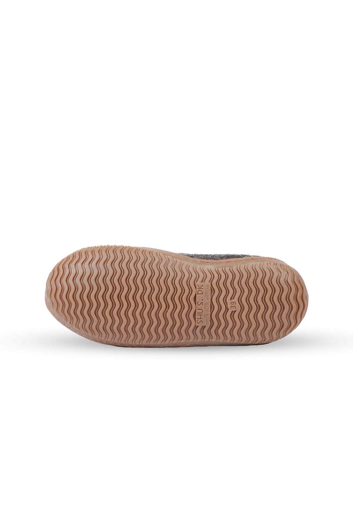 Håndlavede uld hjemmesko fra Shus.dk, lavet af 100% New Zealandsk uld, sikrer varme og komfort. Med natur gummisål. Dansk design.