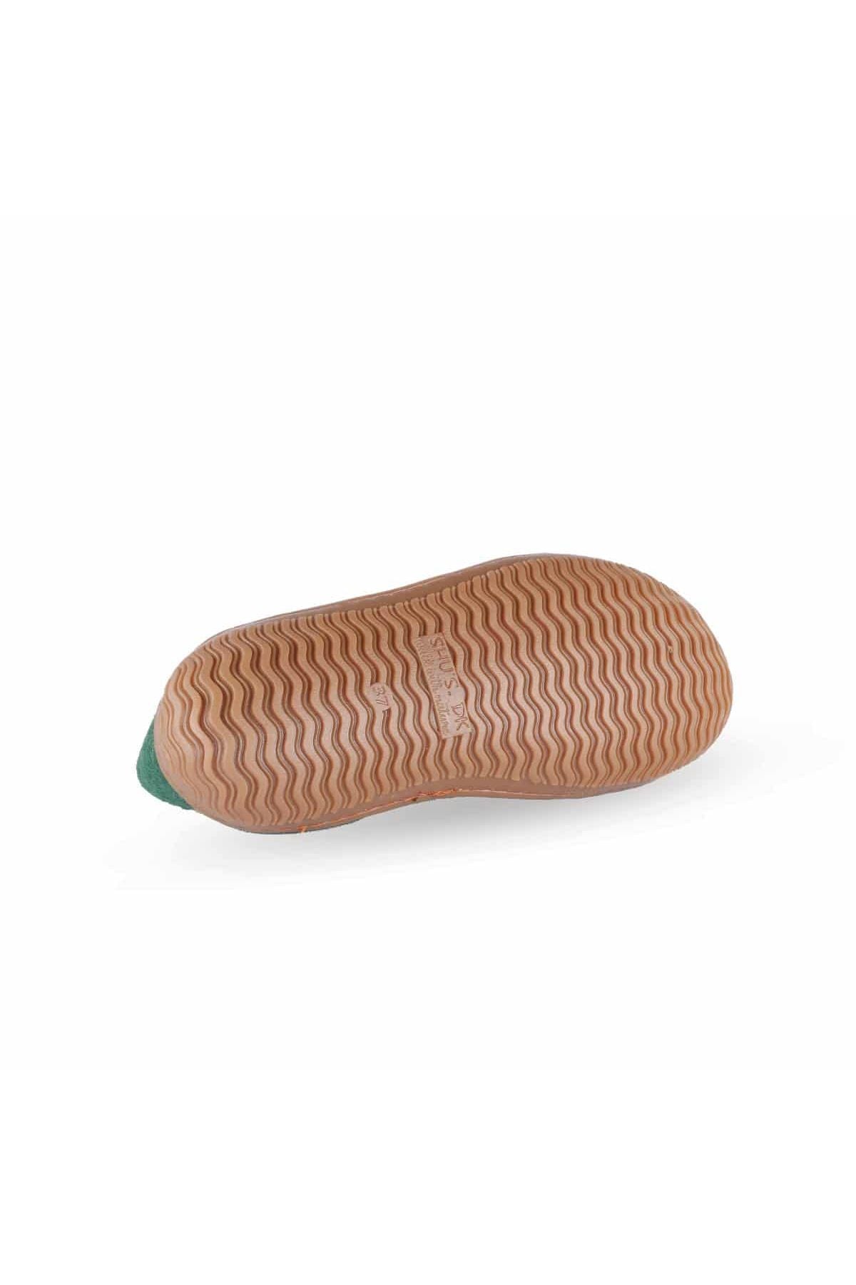 Håndlavede grønne uld hjemmesko fra Shus.dk, lavet af 100% New Zealandsk uld, sikrer varme og komfort. Med natur gummisål. Dansk design.