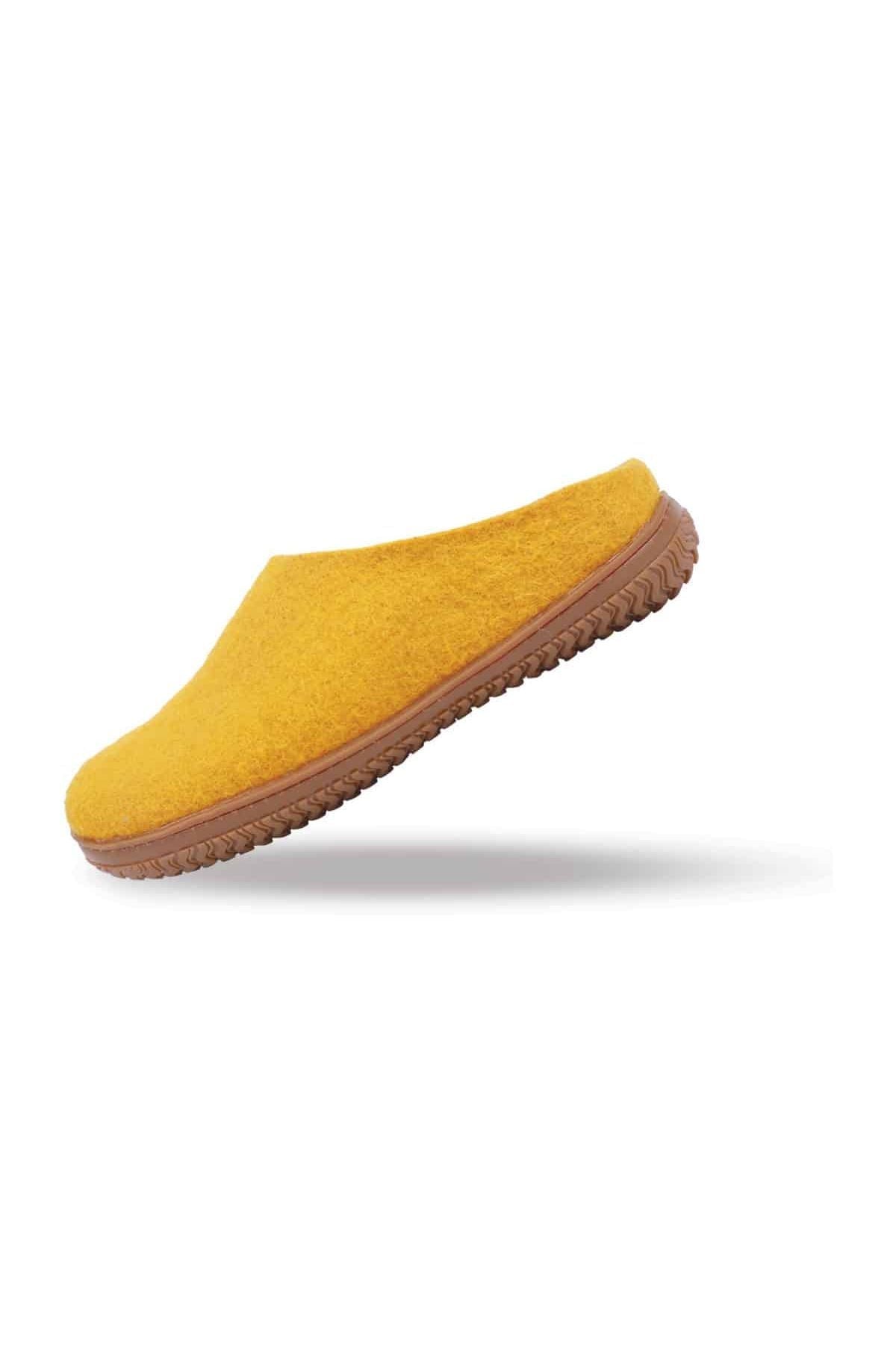 Håndlavede gule uld sutsko fra Shus.dk, lavet af 100% New Zealandsk uld, sikrer varme og komfort. Med natur gummisål. Dansk design.