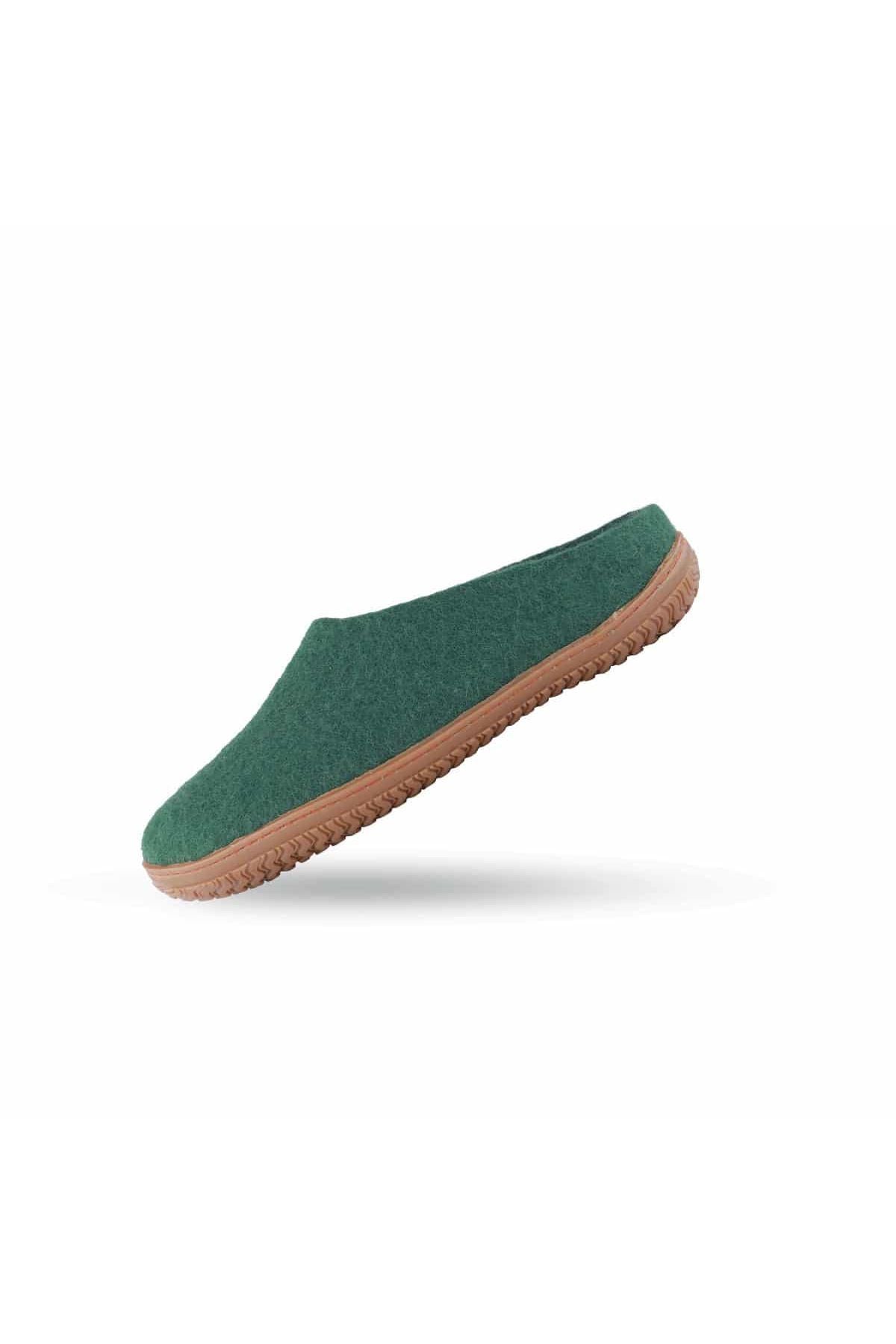 Håndlavede grønne uld tøffel uden hæl fra Shus.dk, lavet af 100% New Zealandsk uld, sikrer varme og komfort. Med natur gummisål. Dansk design.