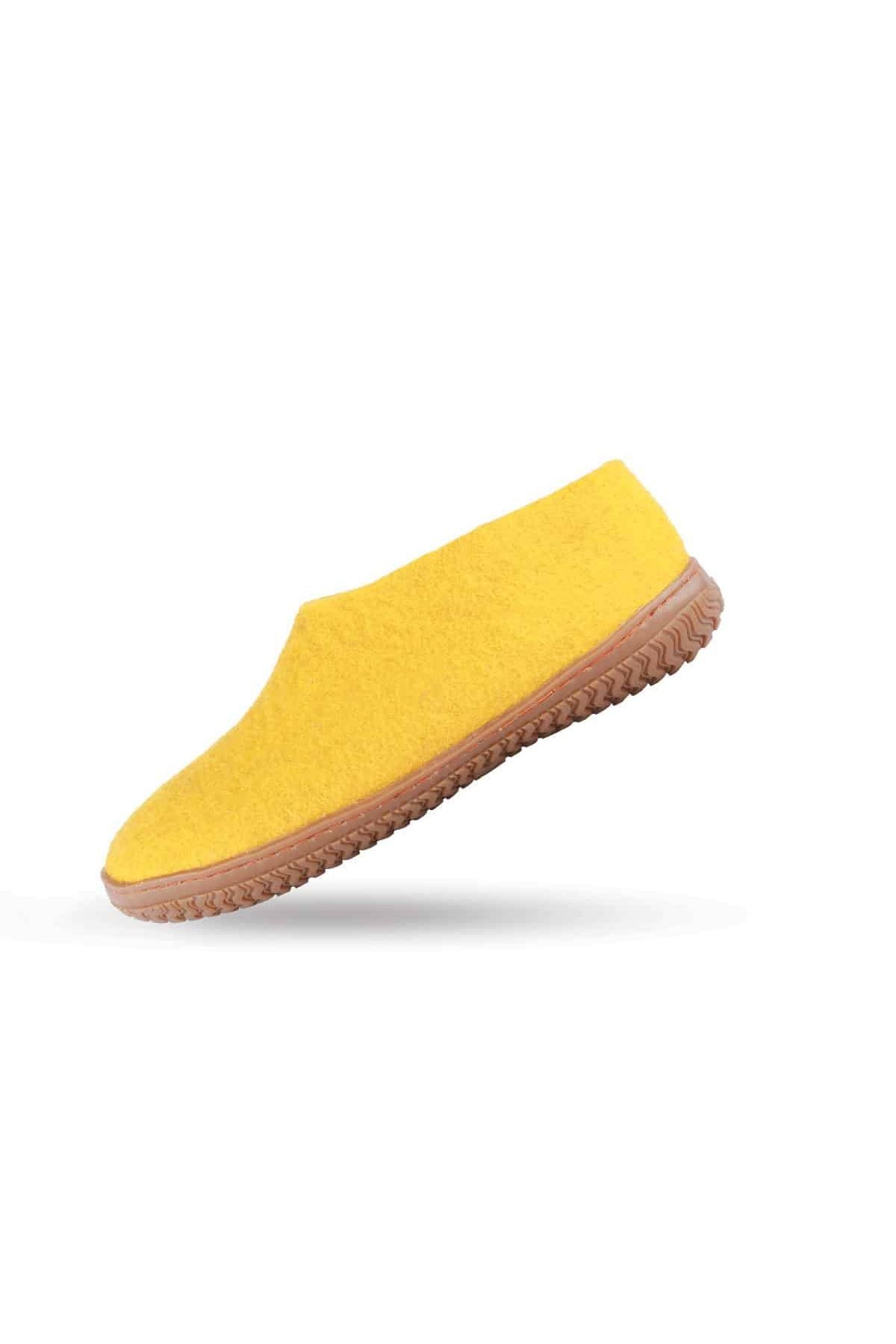 Håndlavede karrygule uld hjemmesko fra Shus.dk, lavet af 100% New Zealandsk uld, sikrer varme og komfort. Med natur gummisål. Dansk design.
