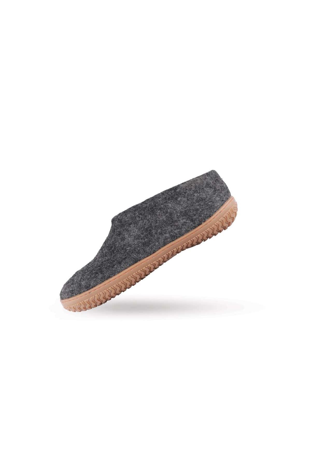 Håndlavede koksgrå uld sutsko fra Shus.dk, lavet af 100% New Zealandsk uld, sikrer varme og komfort. Med natur gummisål. Dansk design.