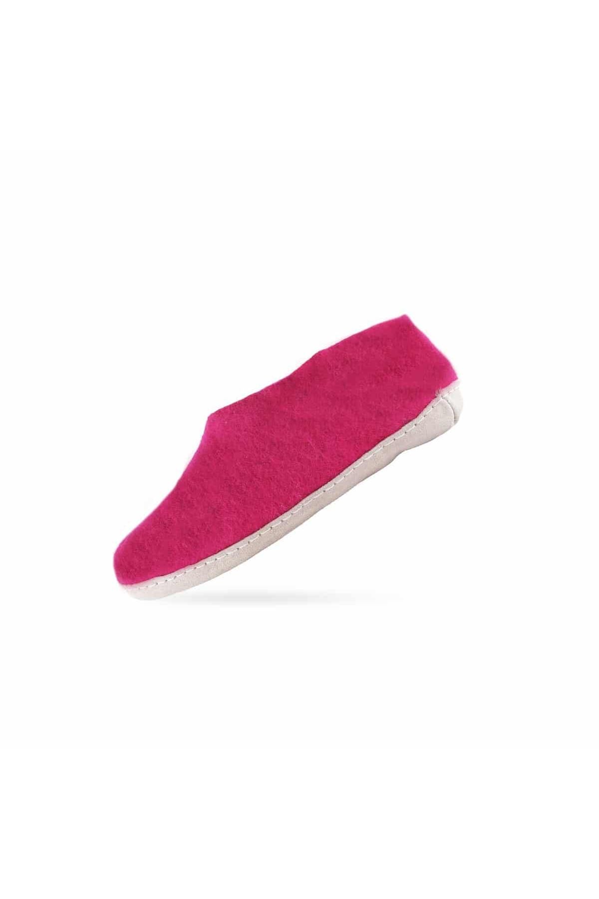 Pink Uldhjemmesko fra SHUS.dk – håndlavet af 100% New Zealandsk uld, høj skaft, ruskindsål, og ideelle til alle årstider.