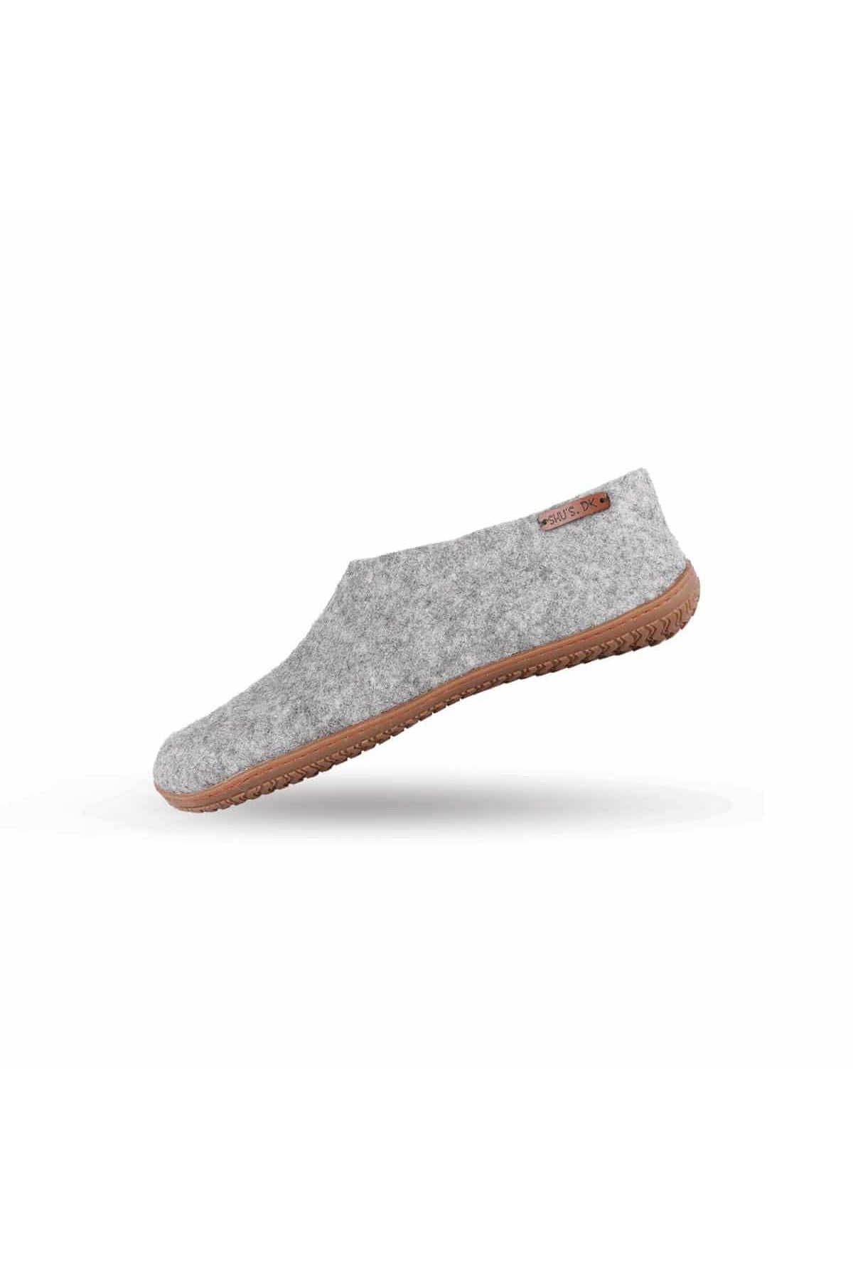 Håndlavede grå uld hjemmesko fra Shus.dk, lavet af 100% New Zealandsk uld, sikrer varme og komfort. Med natur gummisål. Dansk design.