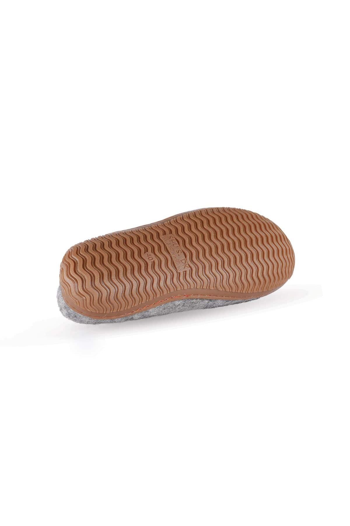 Håndlavede grå uld sutsko fra Shus.dk, lavet af 100% New Zealandsk uld, sikrer varme og komfort. Med natur gummisål. Dansk design.