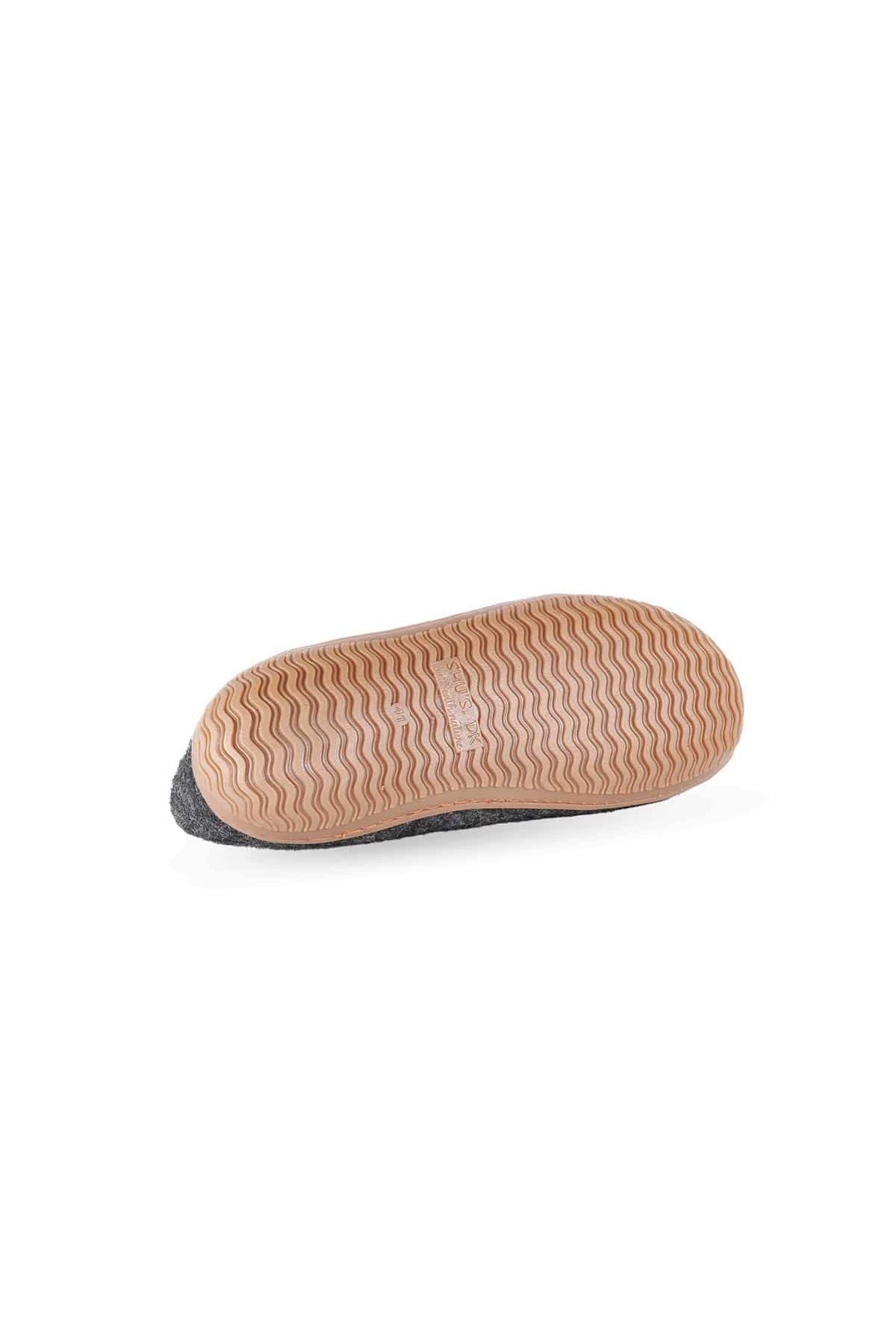 Håndlavede koksgrå uld hjemmesko fra Shus.dk, lavet af 100% New Zealandsk uld, sikrer varme og komfort. Med natur gummisål. Dansk design.