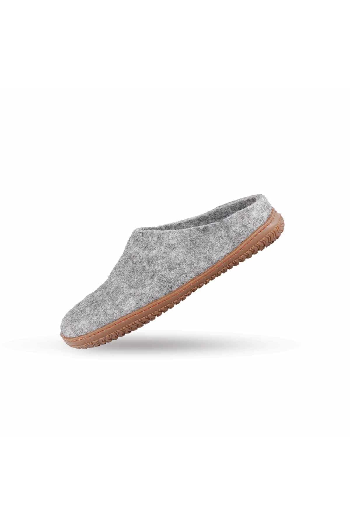 Håndlavede grå uld tøffel uden hæl fra Shus.dk, lavet af 100% New Zealandsk uld, sikrer varme og komfort. Med natur gummisål. Dansk design.