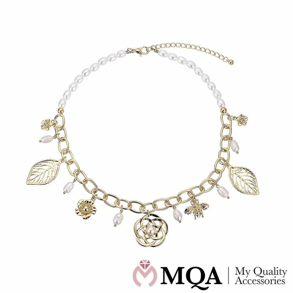 5: Halskæde guldfarvet, perler, blomst vedhæng, charms, justerbar