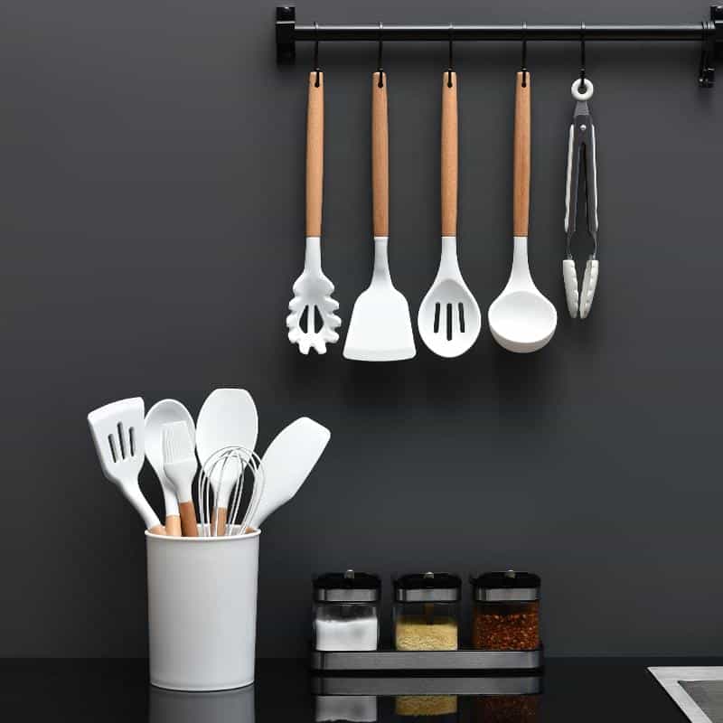 Silicone kitchenware set with wooden handle 2